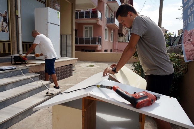 Hayvanseverler sokak hayvanlarına atık malzemelerden yuva yapıyor